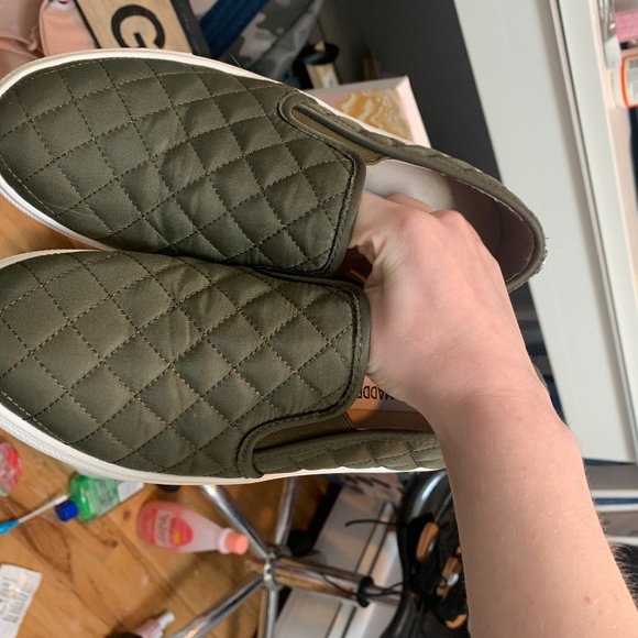 LIKE NEW STEVE MADDEN GREEN QUILTED SLIP ON SHOE - Picture 2 of 5